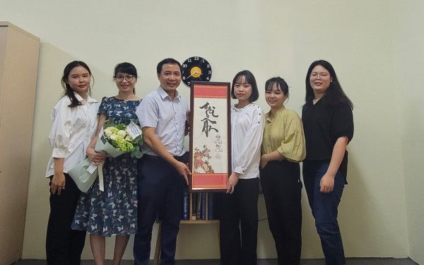 Sinh viên Flis tri ân thầy cô dịp ra Trường