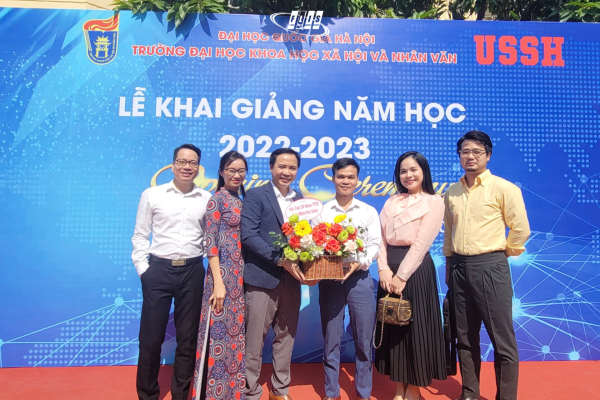 Cựu sinh viên Khoa Thông tin - Thư viện tặng hoa tri ân thầy cô nhân dịp khai giảng năm học mới