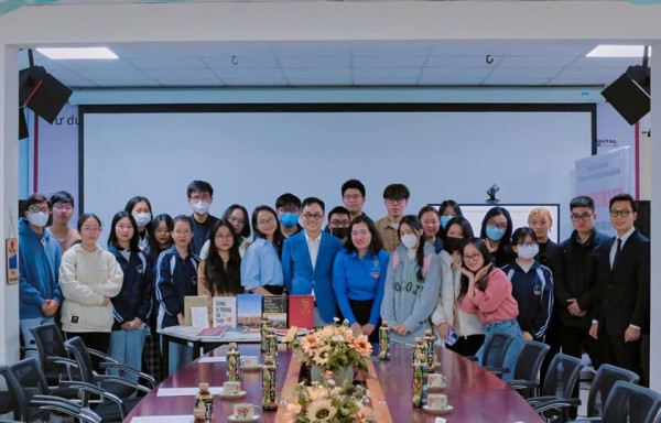 Cây sách Nhân văn tổ chức thành công chương trình "Dông dài ngày xuân"