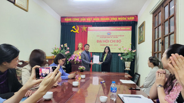 Trao quyết định công nhận Đảng viên chính thức