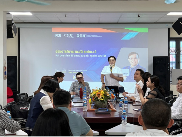 Đứng trên vai người khổng lồ - Hai quy trình để tìm ra câu hỏi nghiên cứu tốt