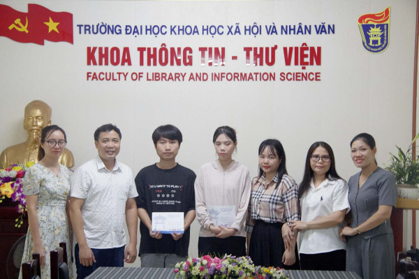 TẬP THỂ CÁN BỘ, GIẢNG VIÊN KHOA THÔNG TIN - THƯ VIỆN CHUNG TAY ỦNG HỘ SINH VIÊN CÓ GIA ĐÌNH BỊ ẢNH HƯỞNG CƠN BÃO YAGI