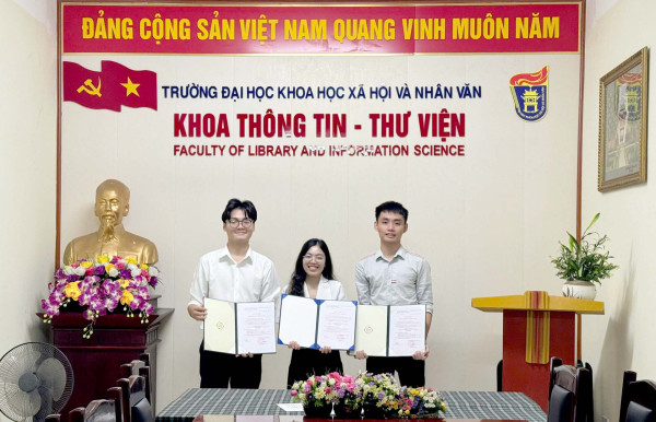 Khoa Thông tin - Thư viện trao quyết định công nhận đảng viên chính thức