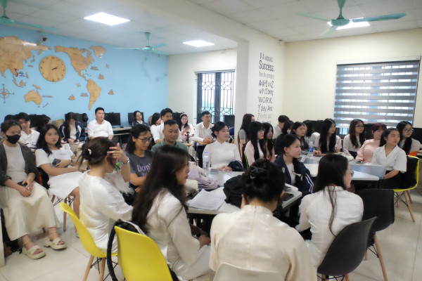 Các bạn sinh viên hân hoan bảo vệ khóa luận của mình!