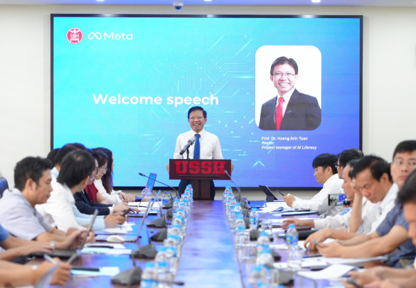 GS-TS Hoàng Anh Tuấn - Hiệu trưởng trường ĐHKHXH & NV, Chủ nhiệm dự án giữa USSH và Meta phát biểu tại tọa đàm