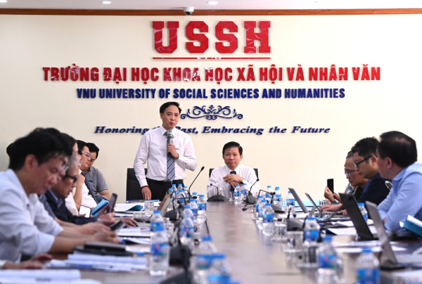 PGS. TS Đỗ Văn Hùng và GS. TS Hoàng Anh Tuấn Hiệu trưởng nhà Trường chủ tọa