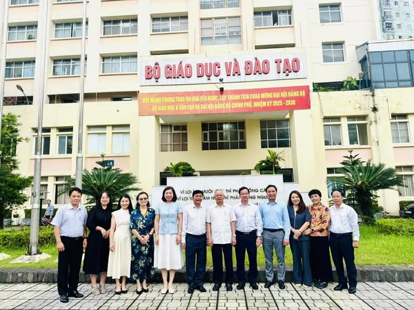 PGS. TS Đỗ Văn Hùng và các thành viên của hội đồng tại trụ sở Bộ Giáo Dục và Đào Tạo