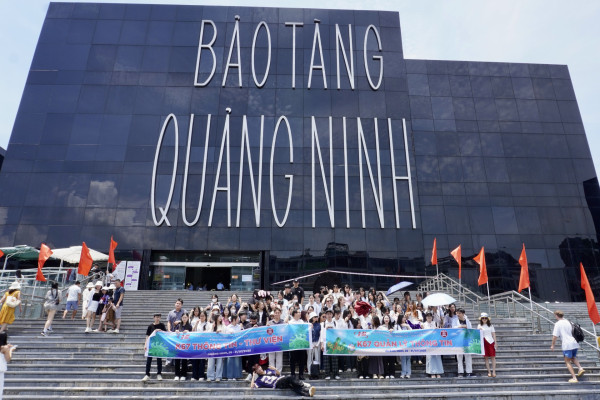 Hai lớp TTTV và QLTT cùng chụp ảnh trước  Bảo tàng tỉnh Quảng Ninh