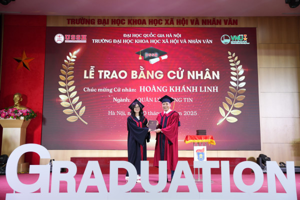 PGS. TS Đỗ Văn Hùng trao bằng cử nhân cho bạn Hoàng Khánh Linh ngành Quản lý - Thông tin