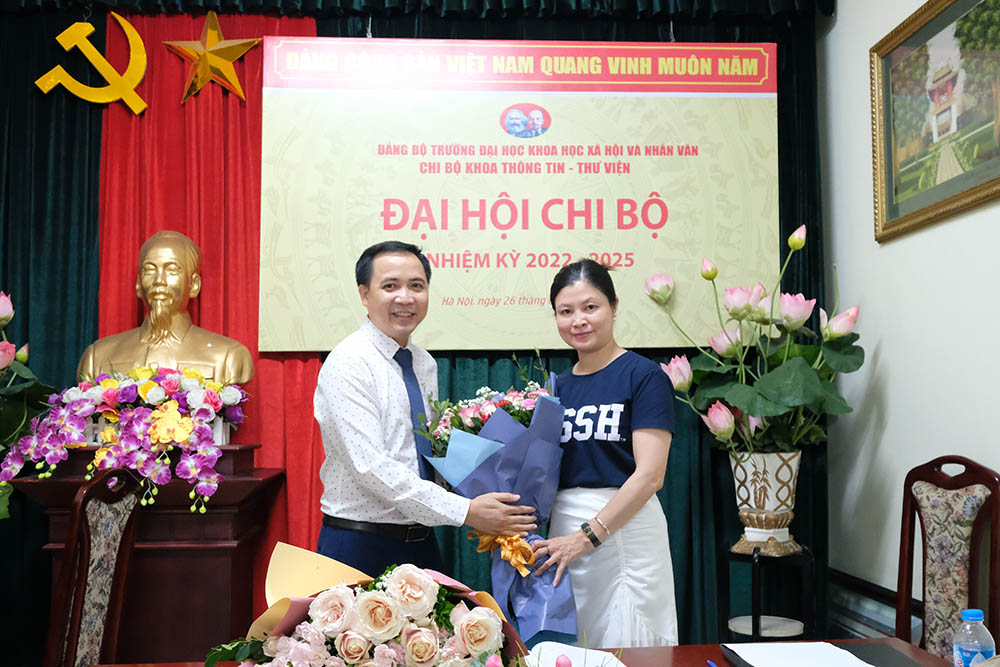 6 Tang hoa cho dc Tran Thi Thanh Van Pho bi thu chi bo nhiem ky 2020 2022
