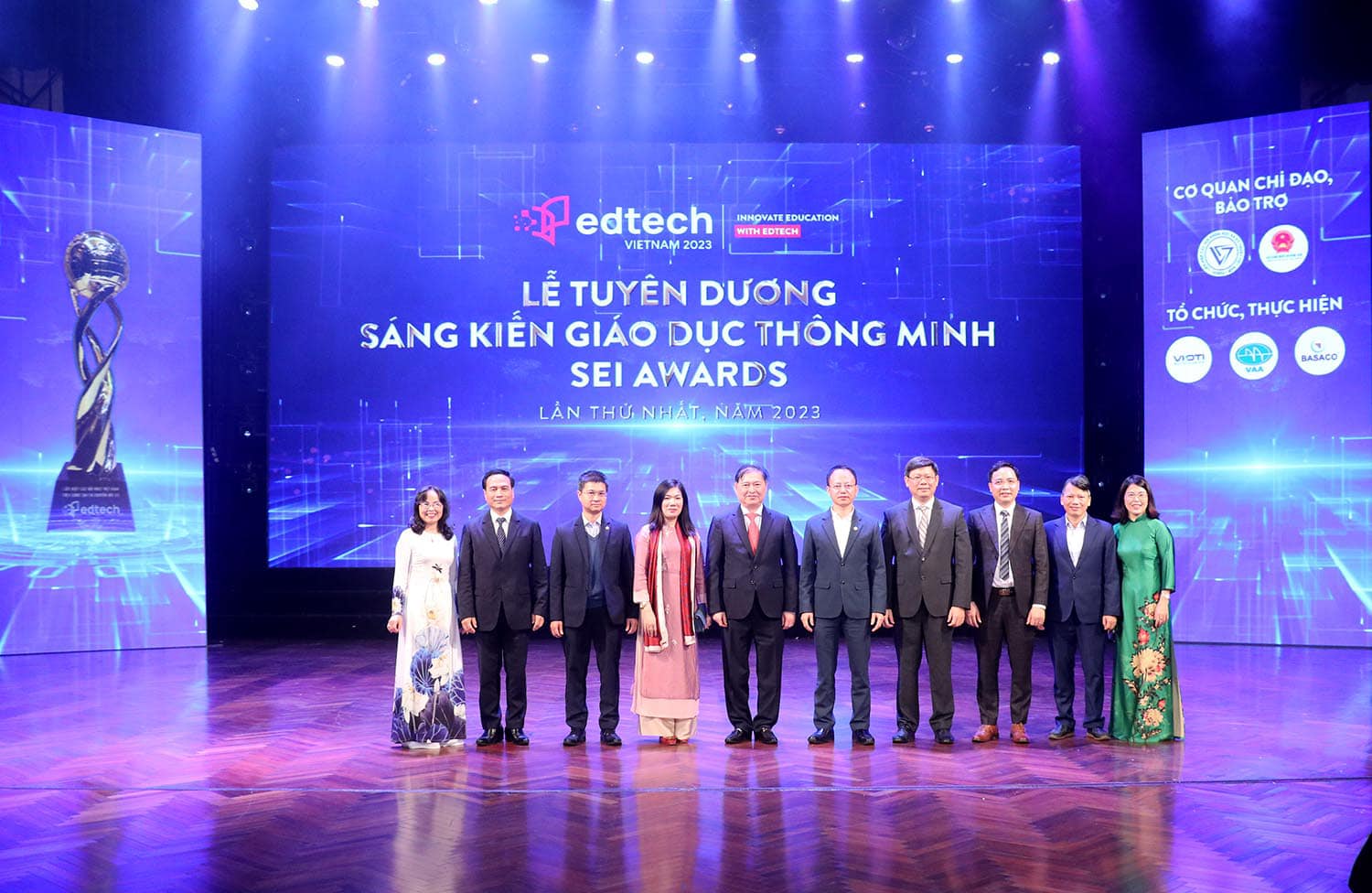Ban Tổ chức và các diễn giả chụp ảnh lưu niệm