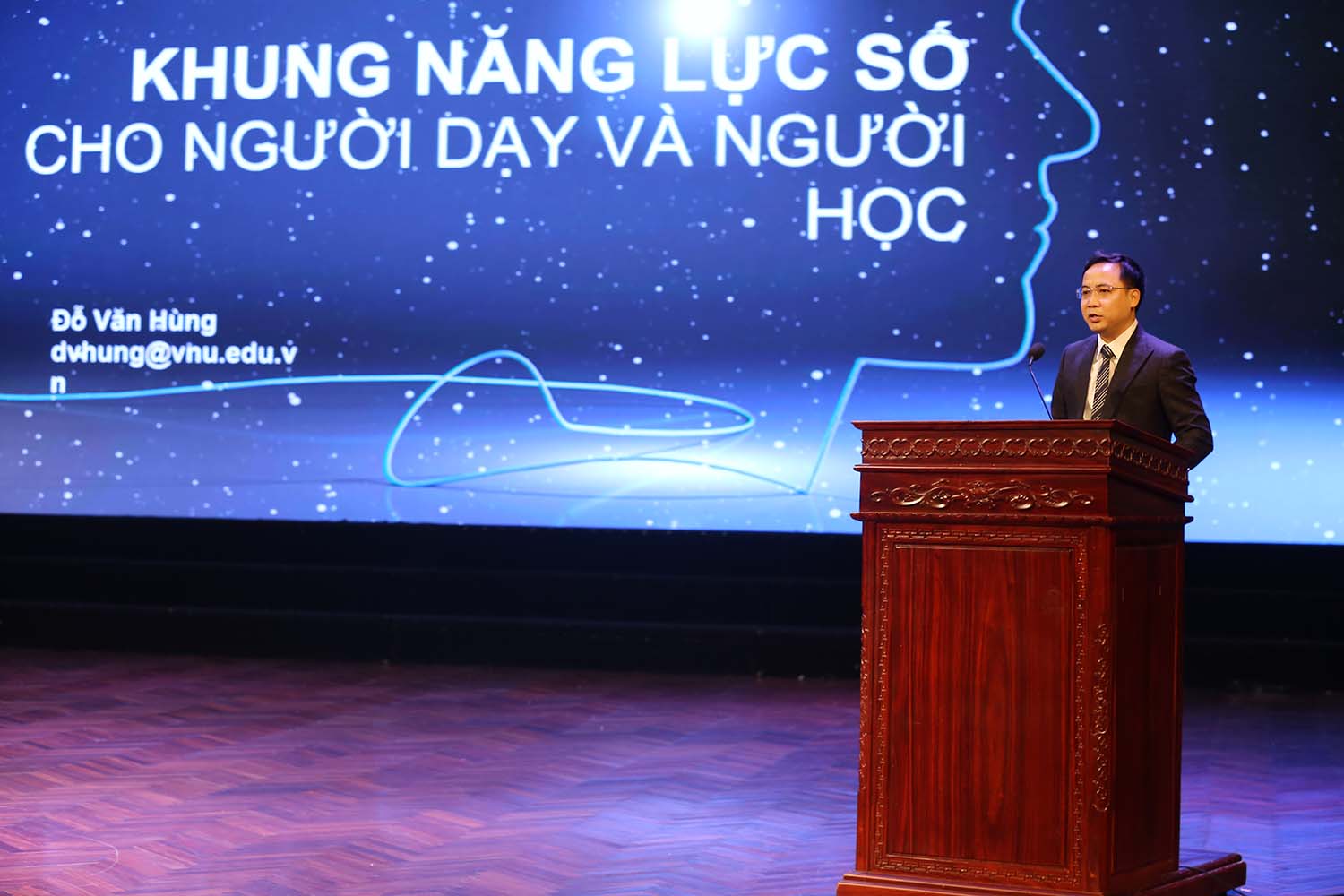 TS. Đỗ Văn Hùng đã trình bày bài tham luận quan trọng về phát triển năng lực số dành cho người dạy và người học