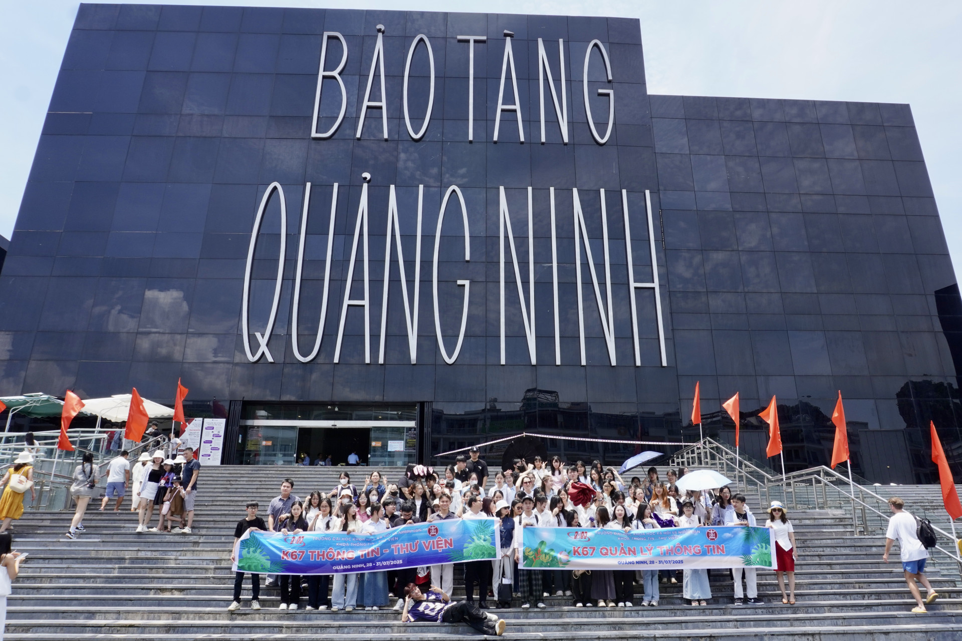 Hai lớp TTTV và QLTT cùng chụp ảnh trước  Bảo tàng tỉnh Quảng Ninh
